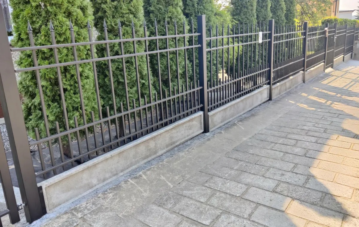 Jaka wysokość ogrodzenia jest dozwolona bez pozwolenia?